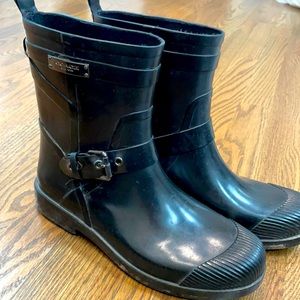 Black short rain boots size 8